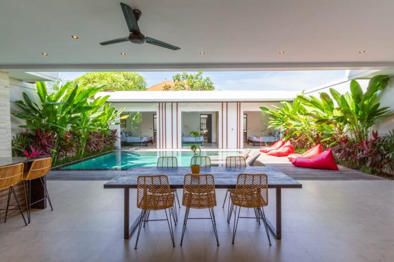 Villa-Lys-Dining-area-with-Pool-View